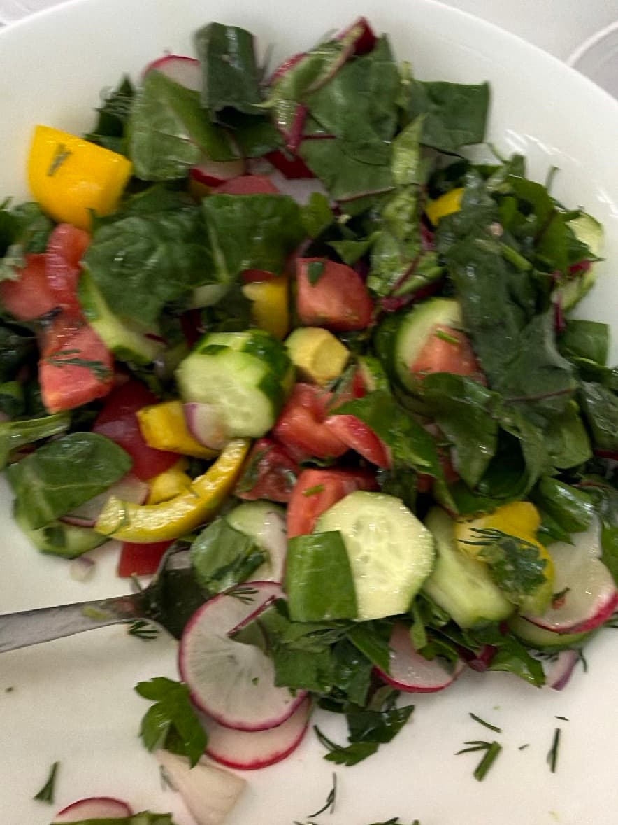 Свежий овощной салат с огурцом, редисом, томатами и зеленью