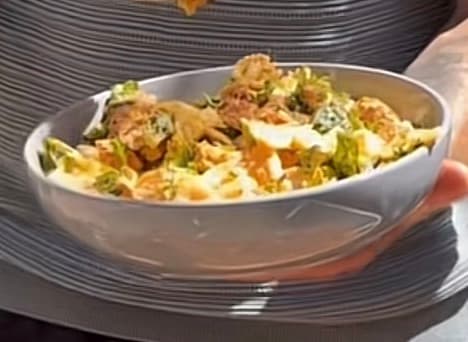 Salada de Frango Caesar com massa