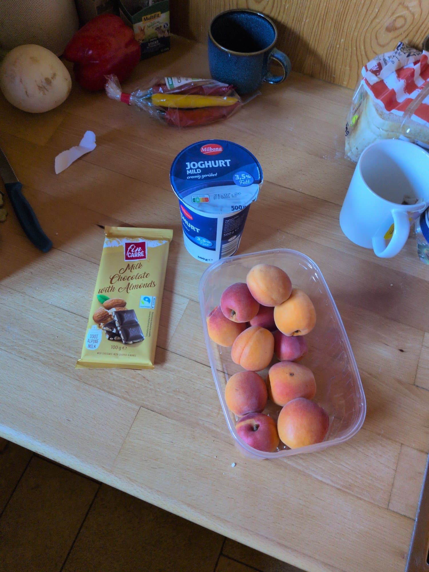 Joghurt-Frucht-Bowl mit Schokolade und Nüssen