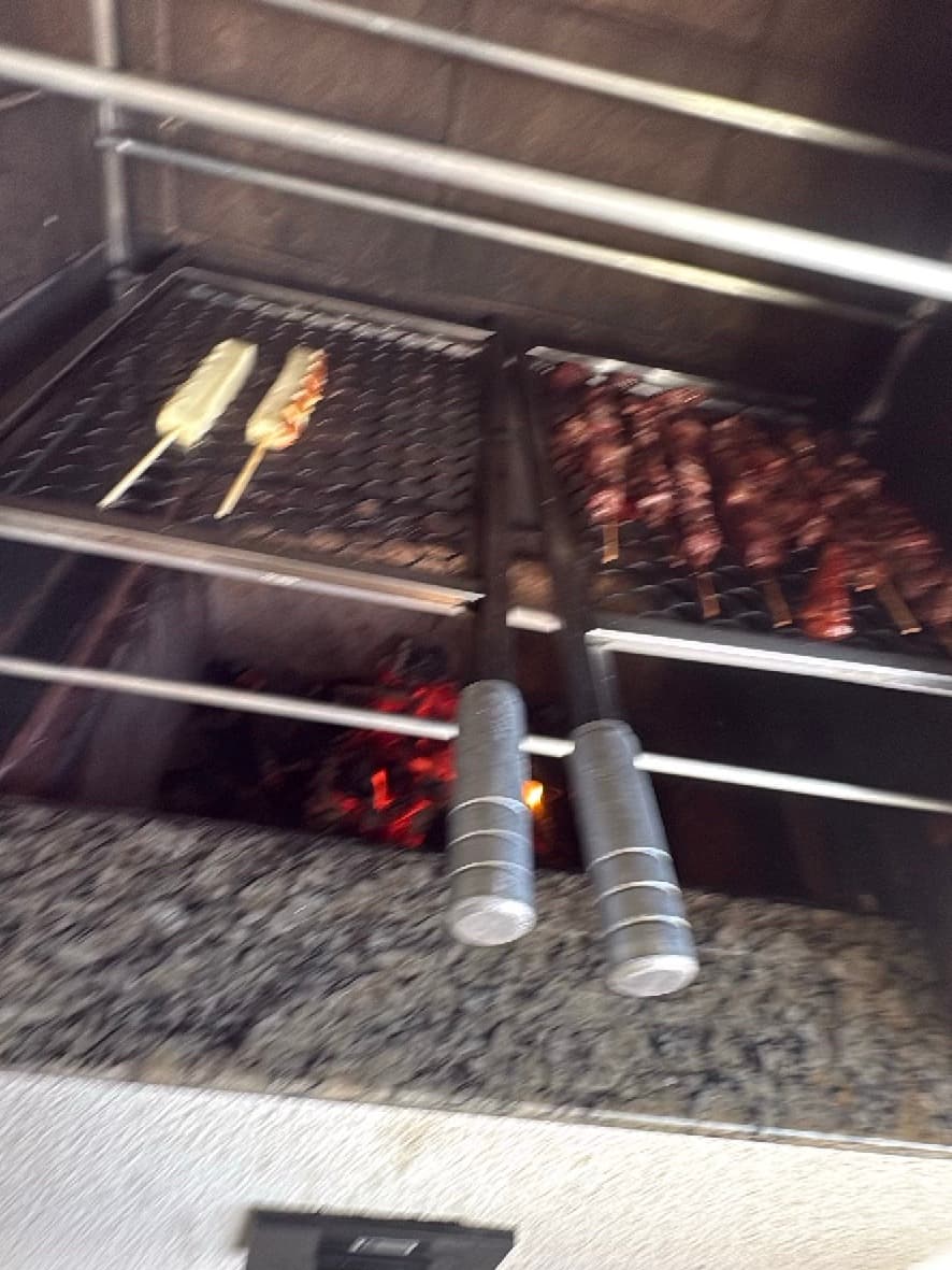 Espetinhos assados na brasa