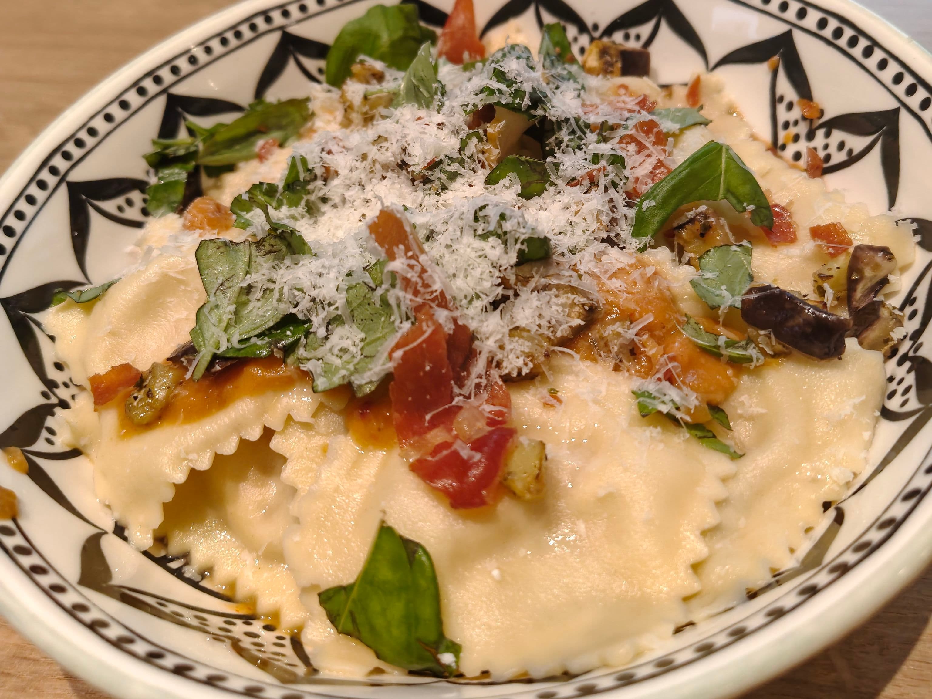 Ravioli met aubergine en serranoham