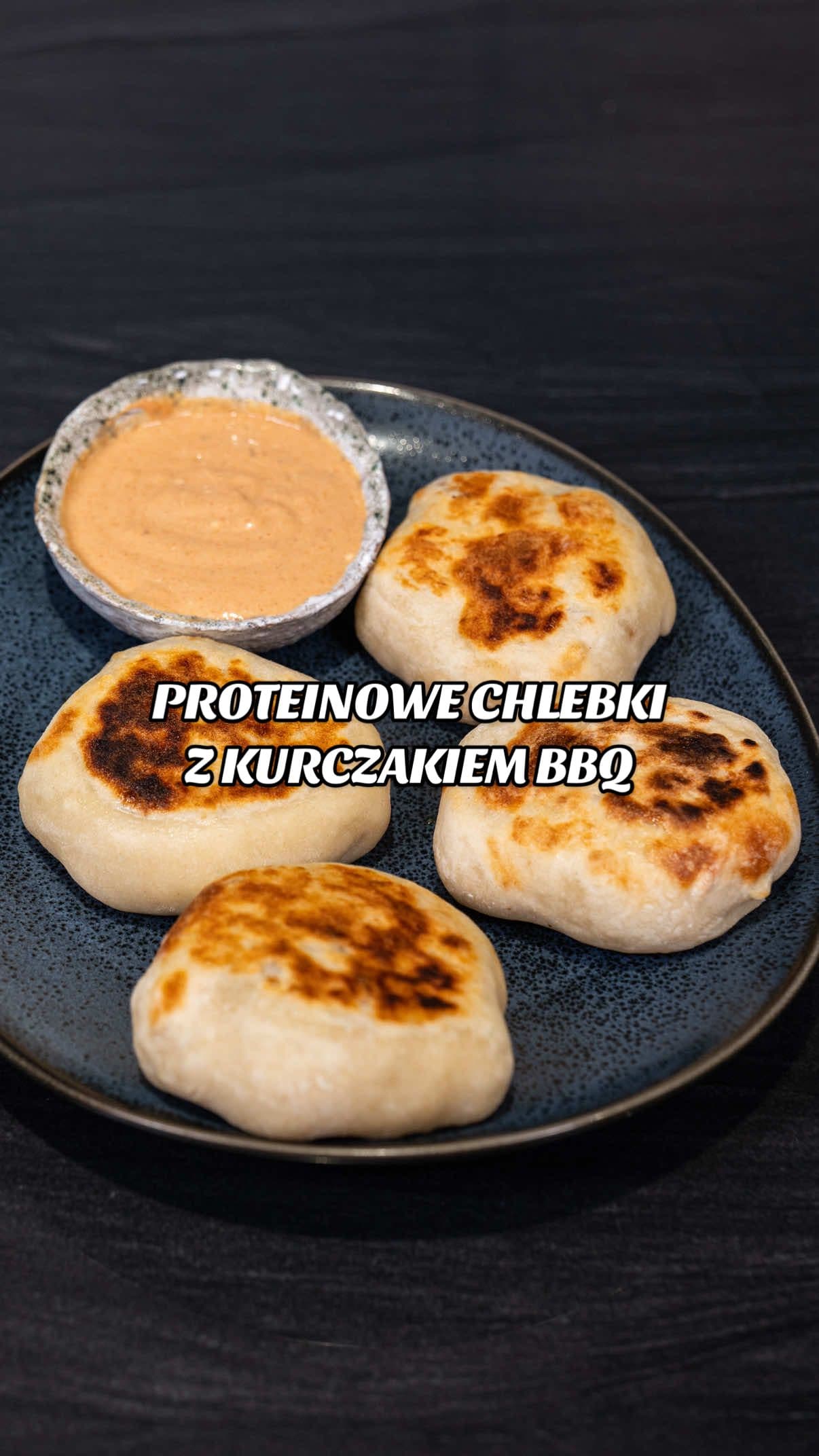 Skyrowe chlebki z kurczakiem BBQ i serem