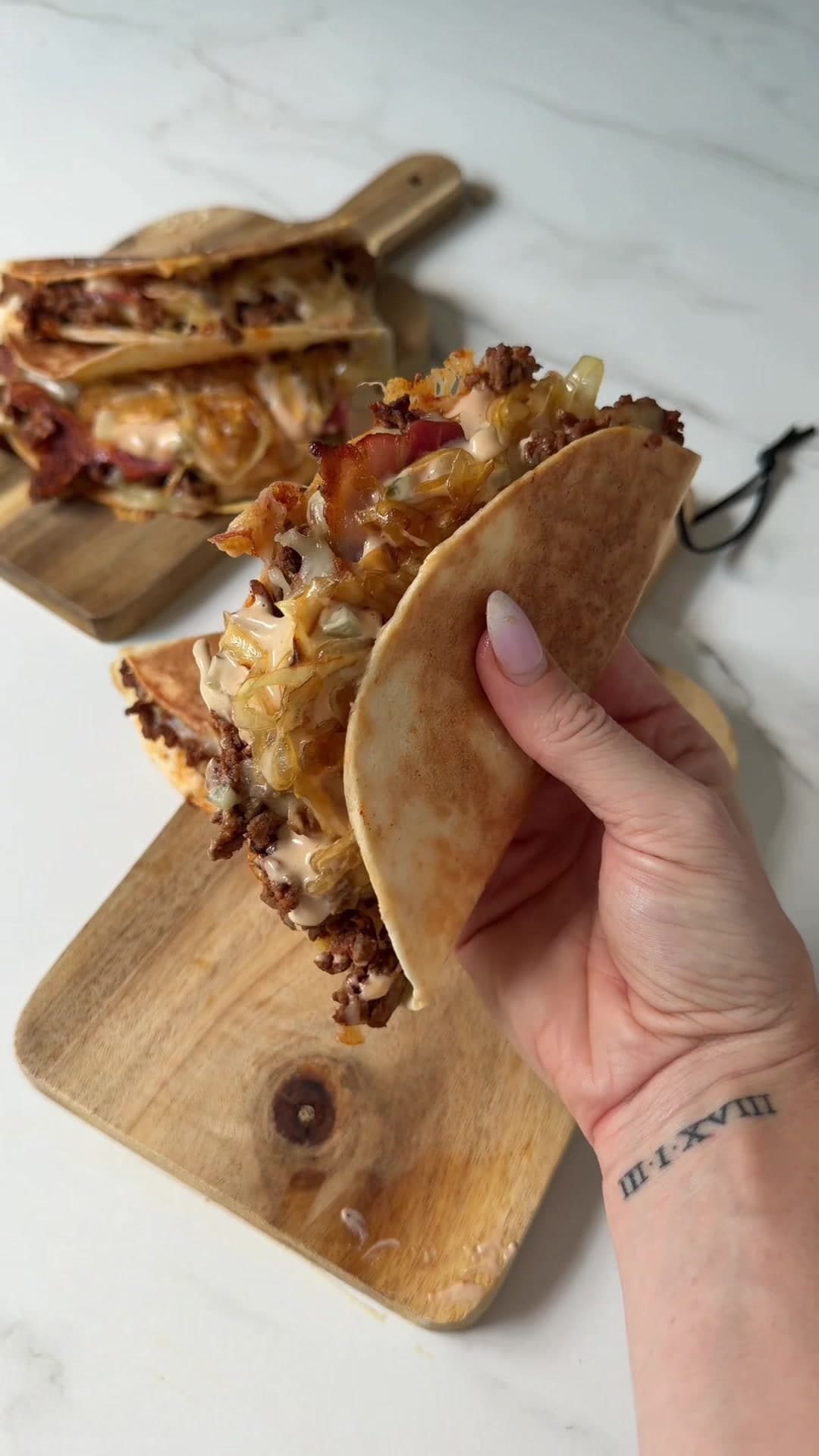 Quesadillas de hamburguesa con bacon y queso