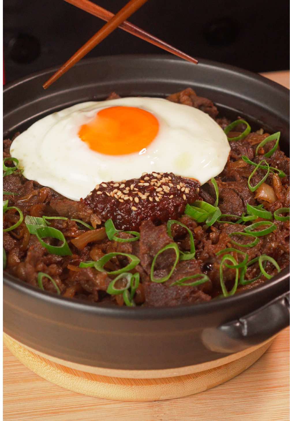 Bulgogi Coreano con Arroz Tostado y Huevo Frito