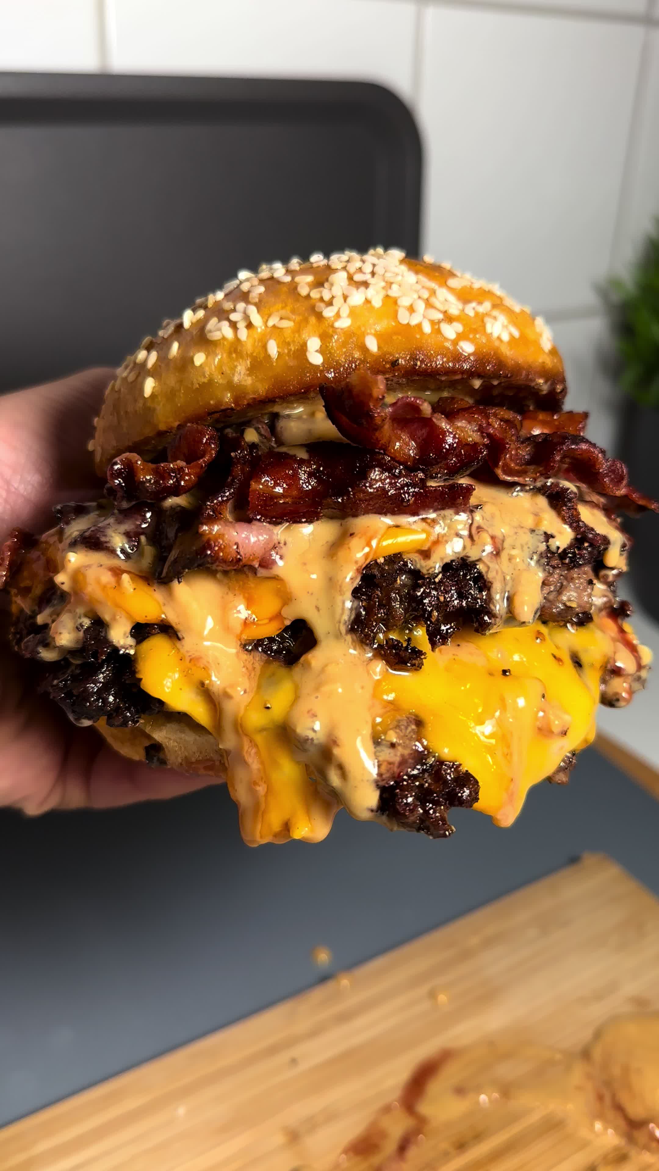 Podwójny burger wołowy z sosem orzechowym, dżemem i boczkiem klonowym