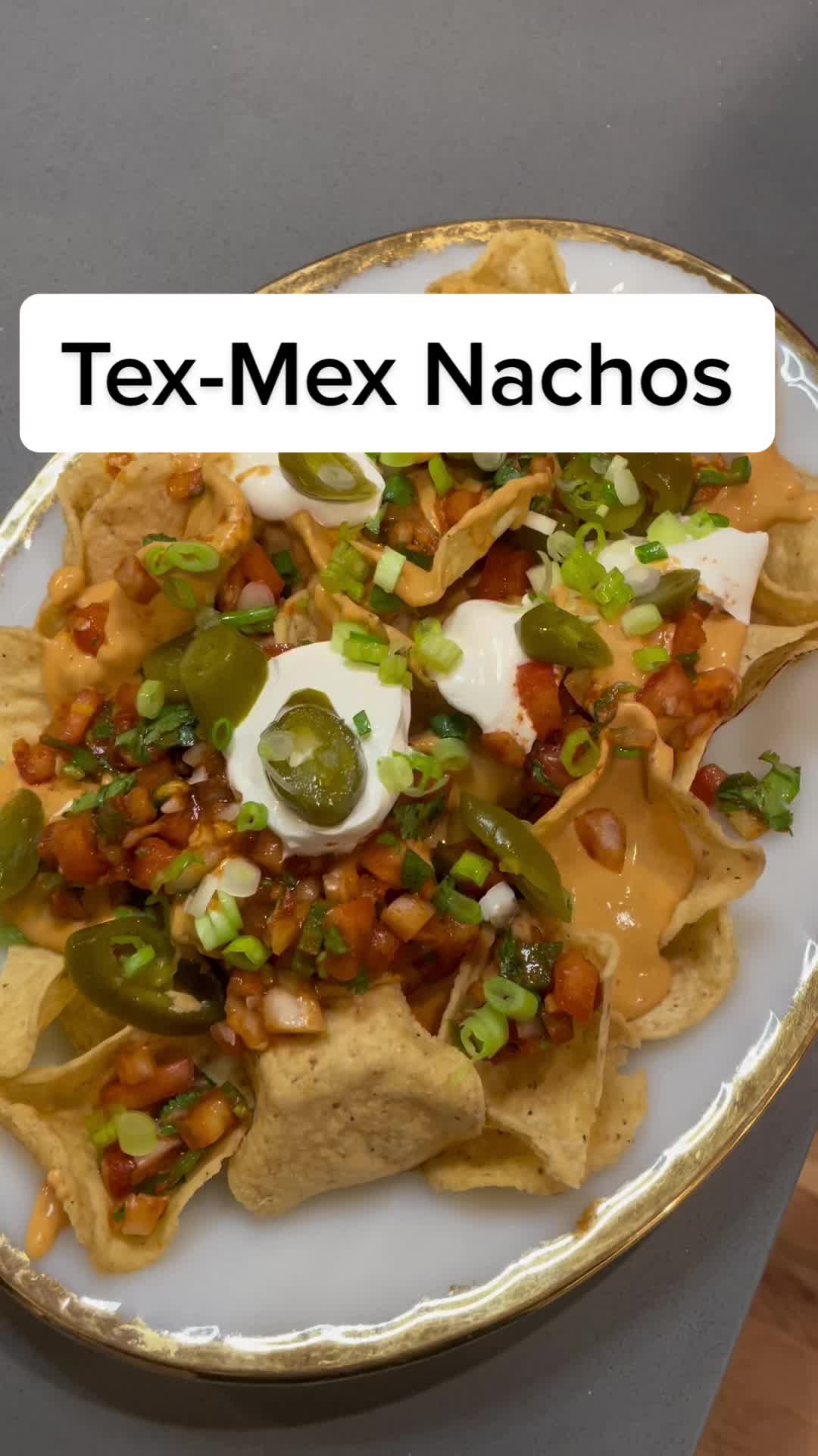 Nachos al formaggio e salsa