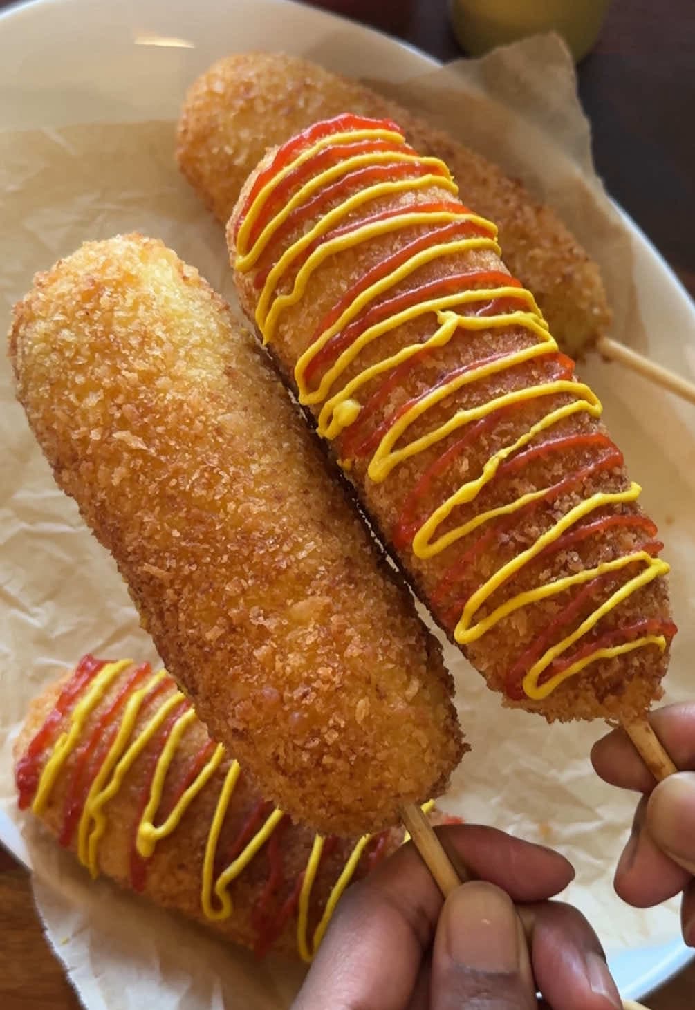Corndog coreano con patatas y queso