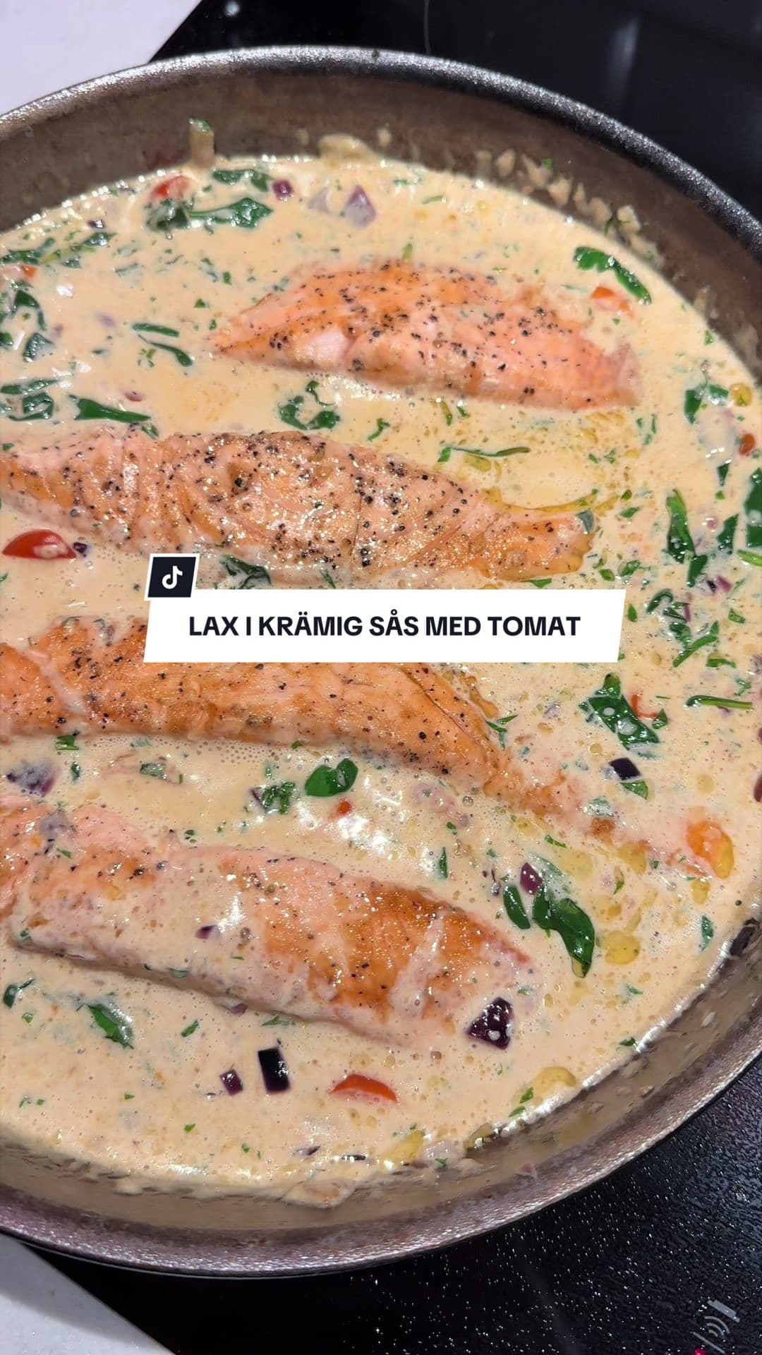 Laxfiléer i krämig sås med tomat