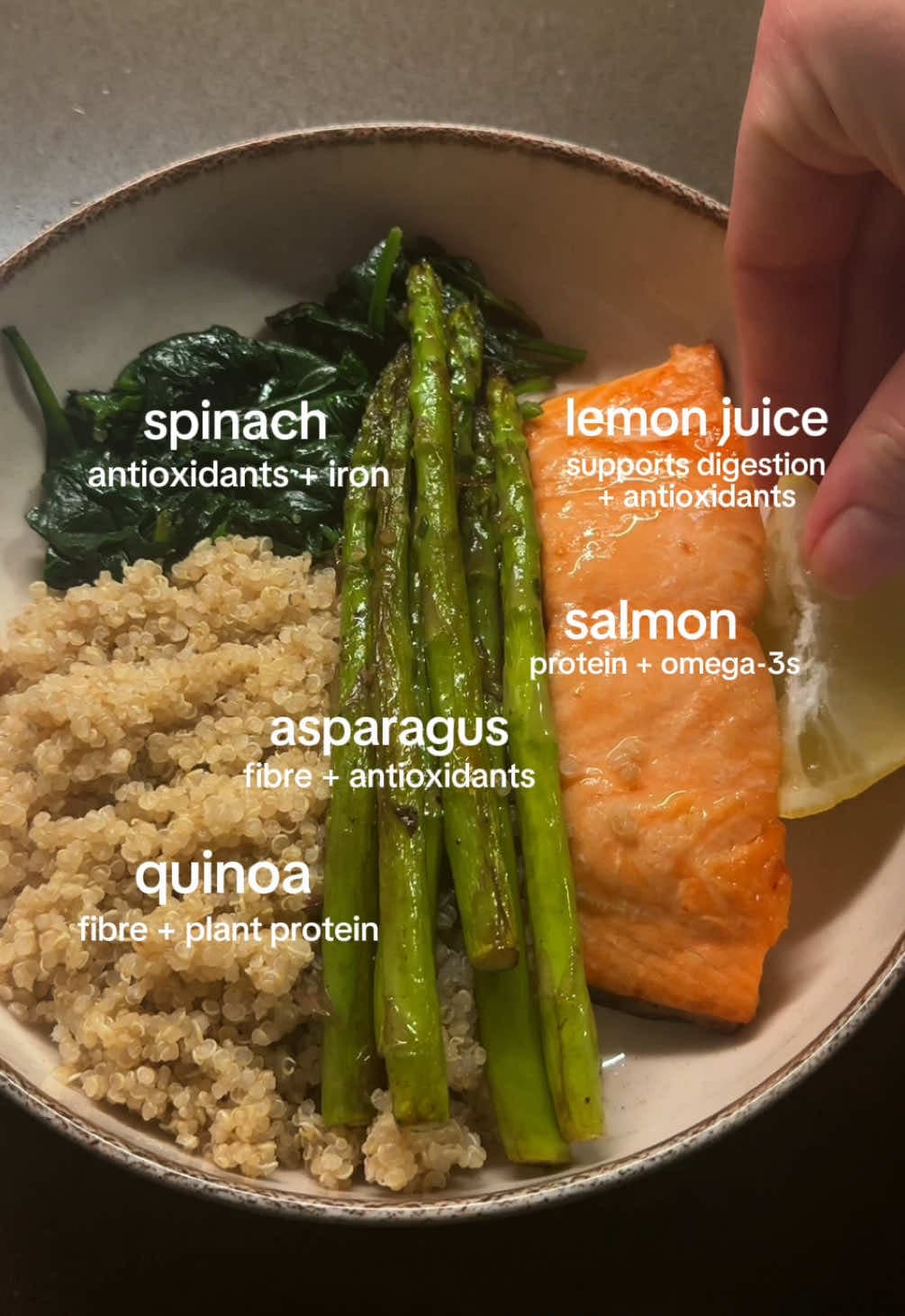 Refeição Anti-Inflamatória com Salmão e Quinoa