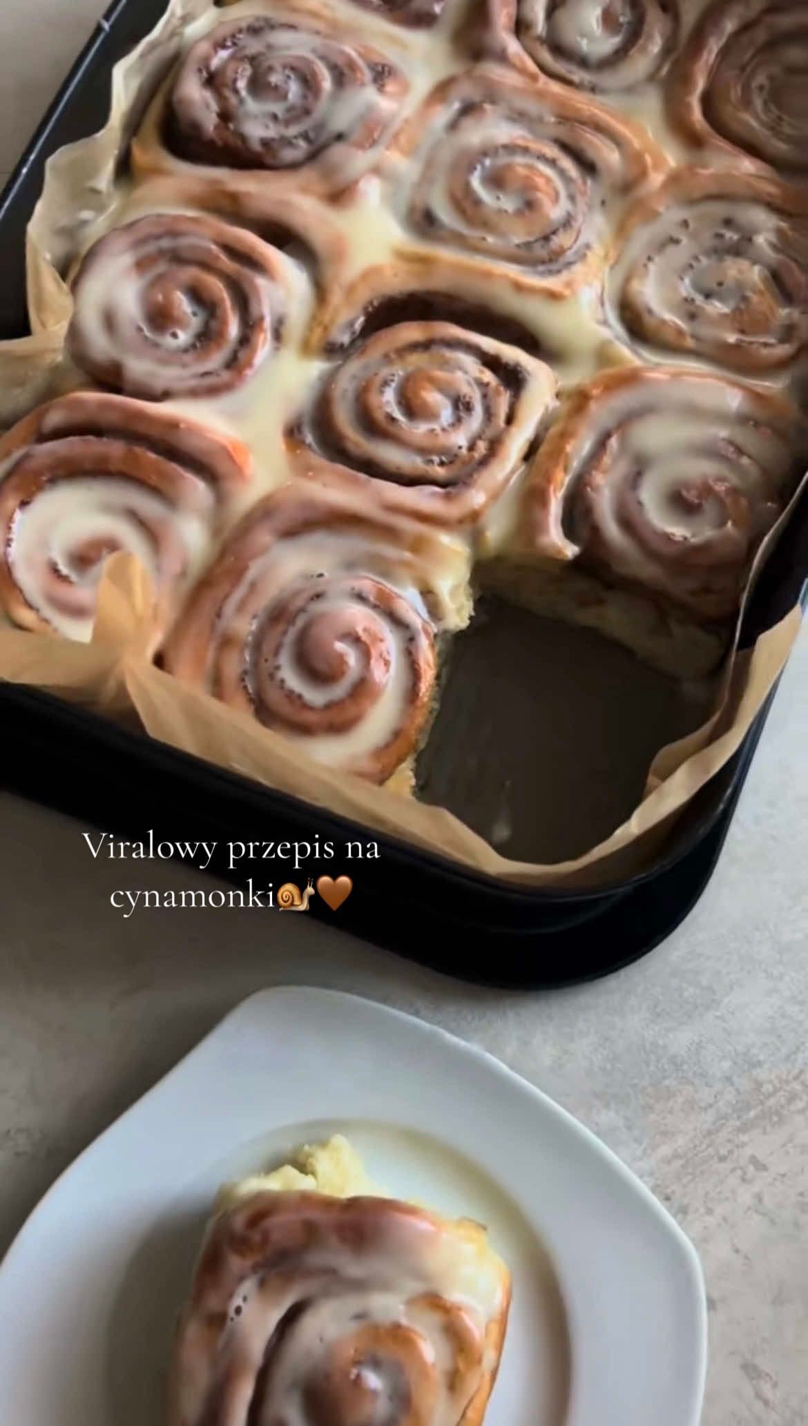 Cynamonki drożdżowe z polewą serową