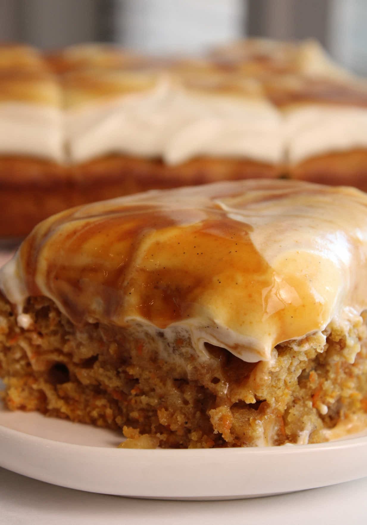 Tort de morcovi cu cremă de brânză și caramel sărat