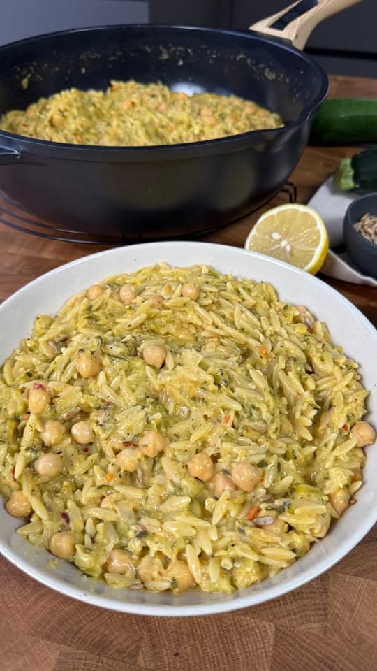 Cremige Zitronen-Orzo mit Zucchini & Kichererbsen