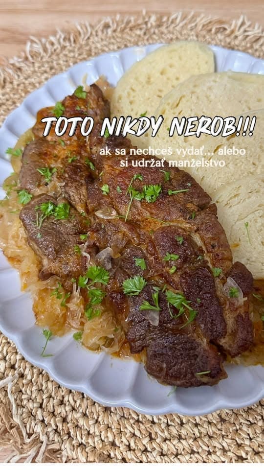 Krkovička na kyslej kapuste a jablkách s domácou knedľou