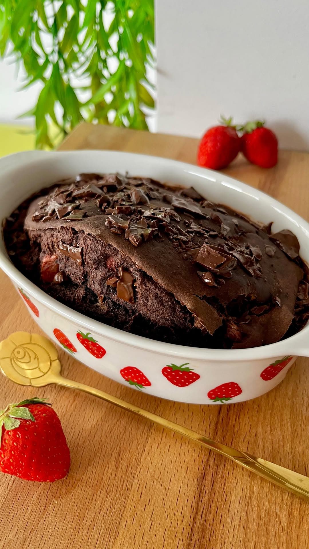 Baked oats al brownie e fragole