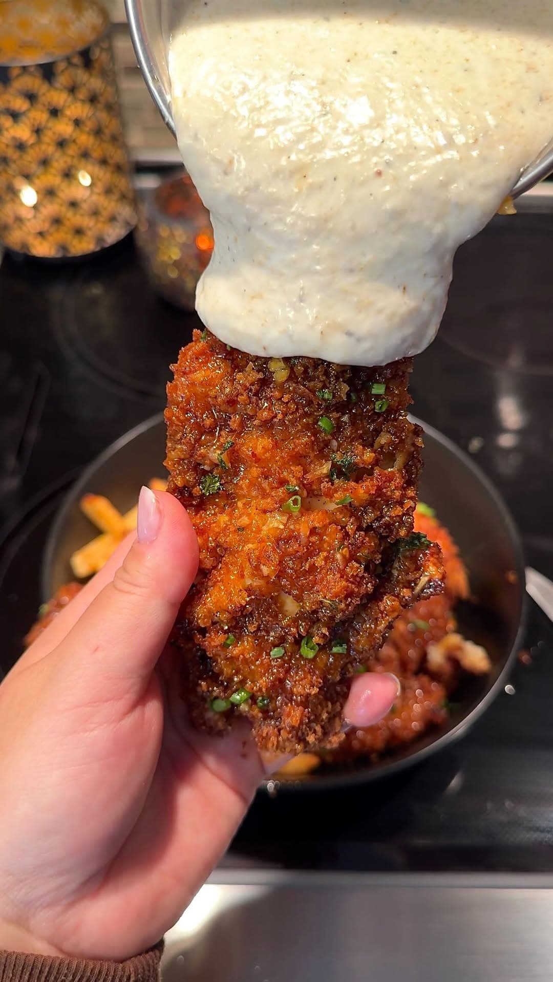 Tendres de poulet frit croustillants au miel épicé et à l'ail