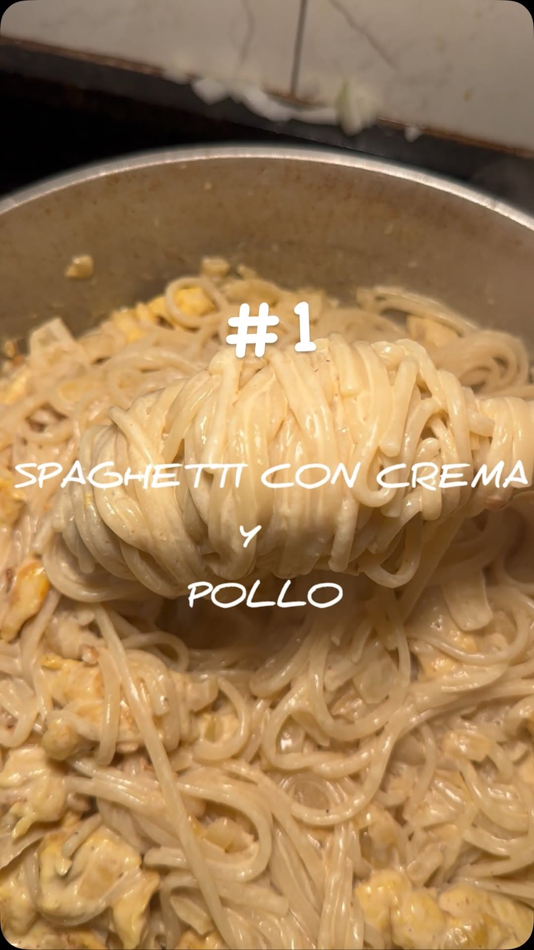 Spaghetti con crema y pollo