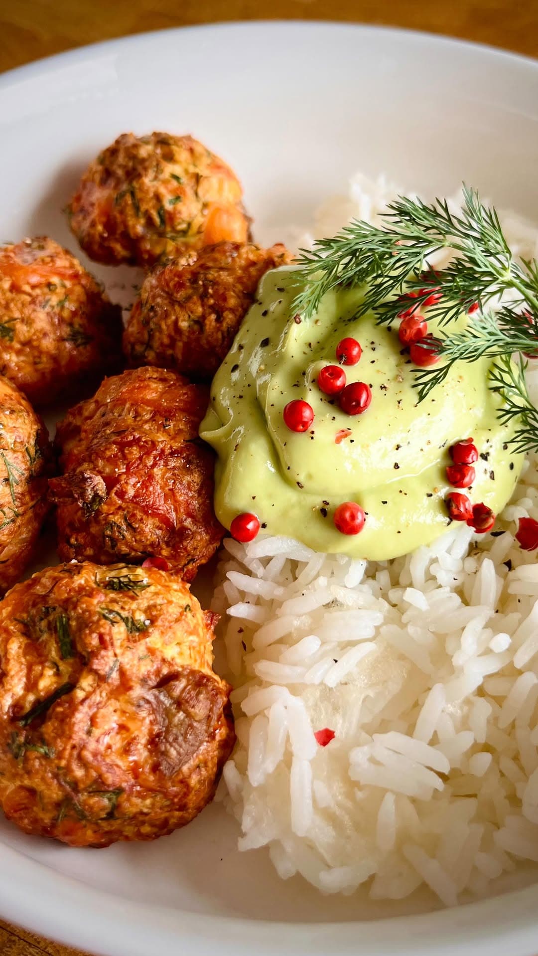 Boulettes de saumon et crème d'avocat