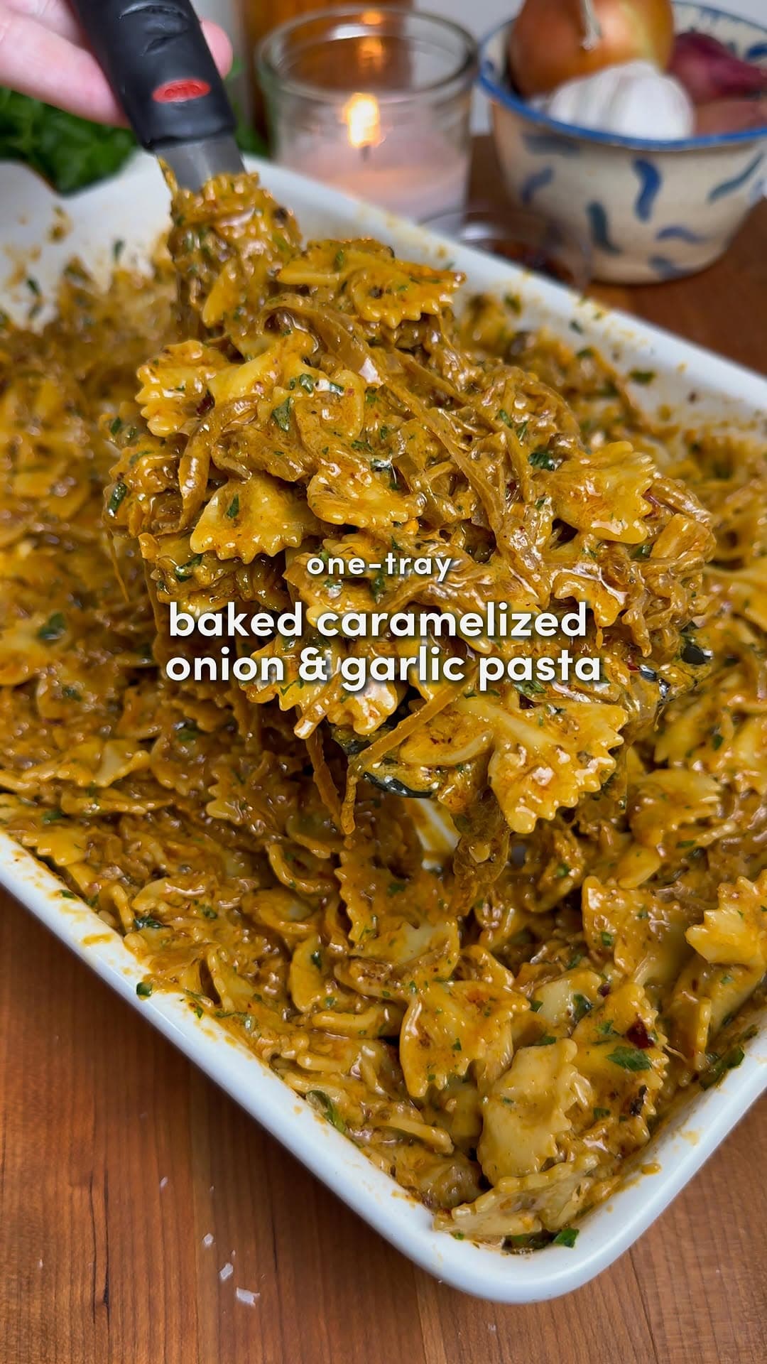 Massa com Cebola Caramelizada e Alho em Uma Assadeira
