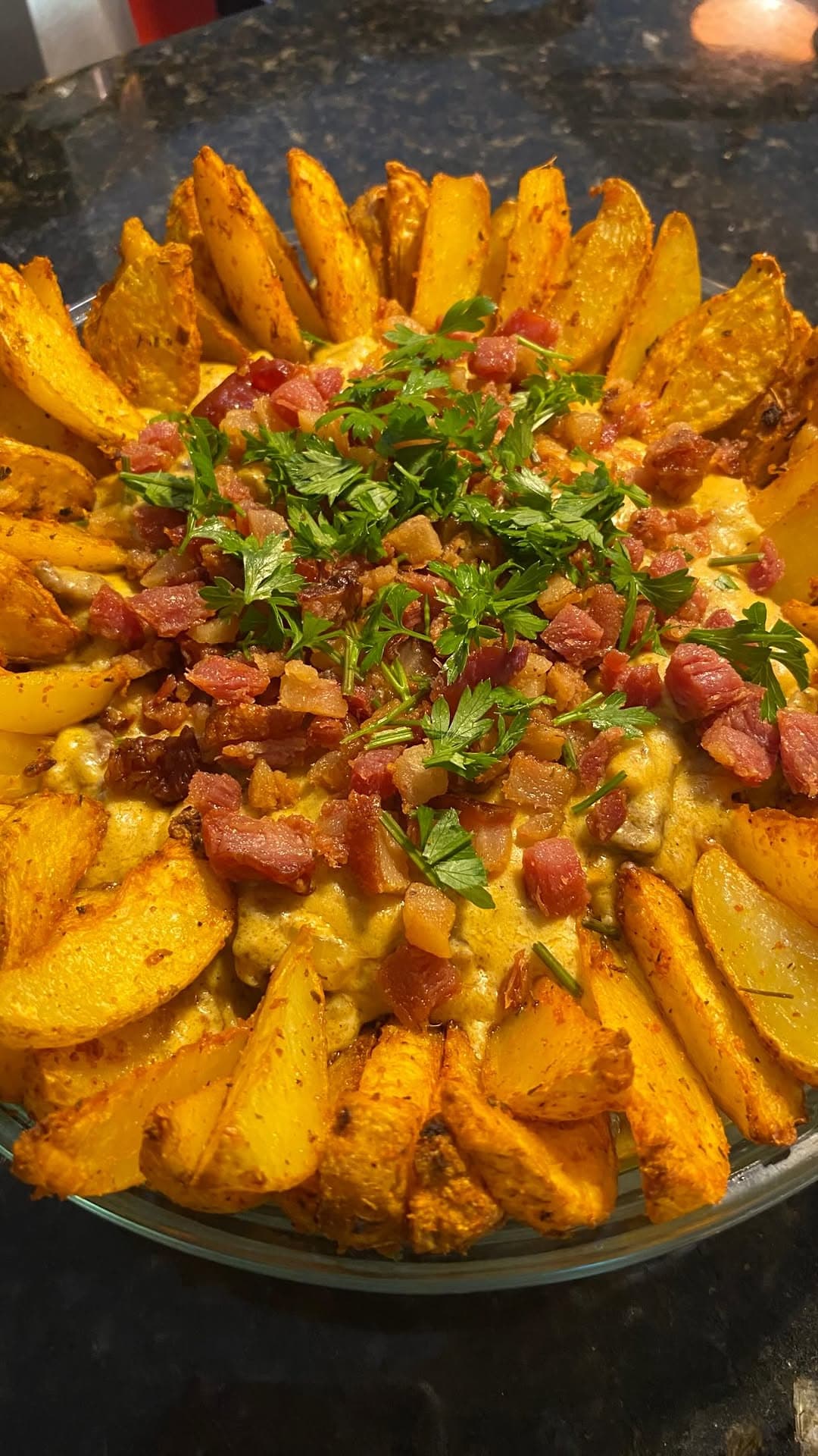 Carne com molho de queijos e batata