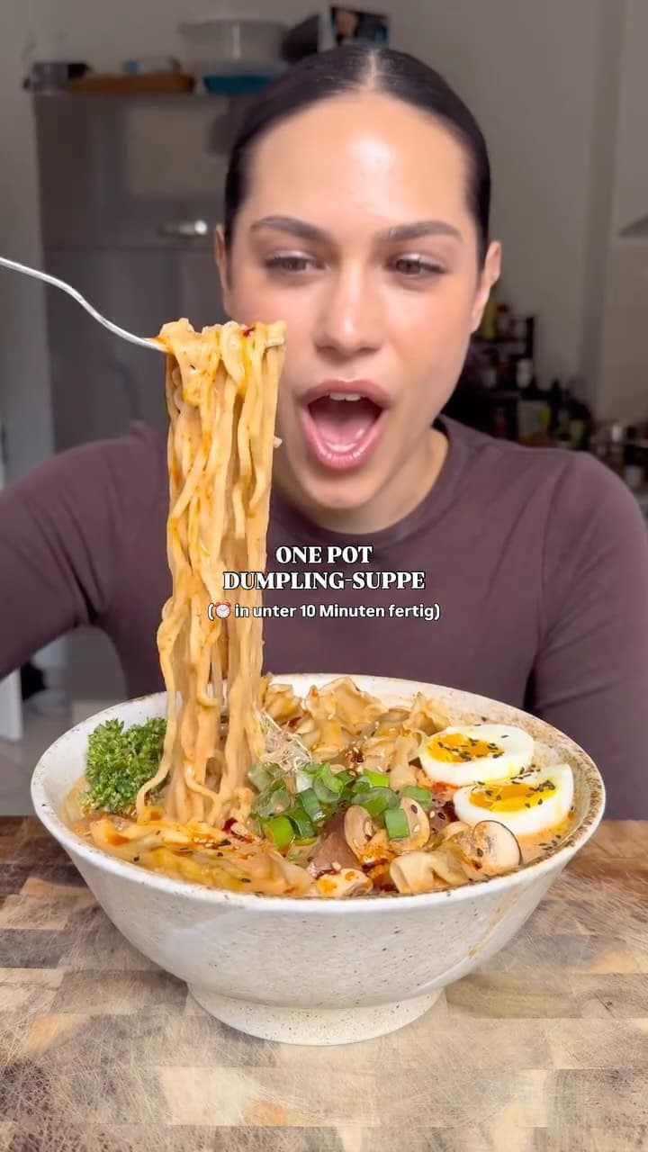 One Pot Ramen Dumpling Suppe