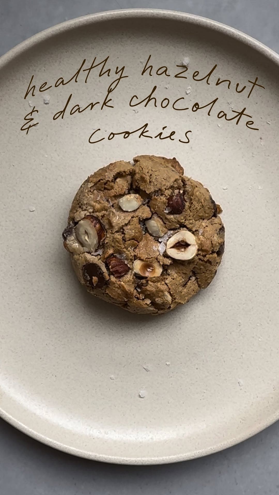 Lískooříškové cookies s hořkou čokoládou