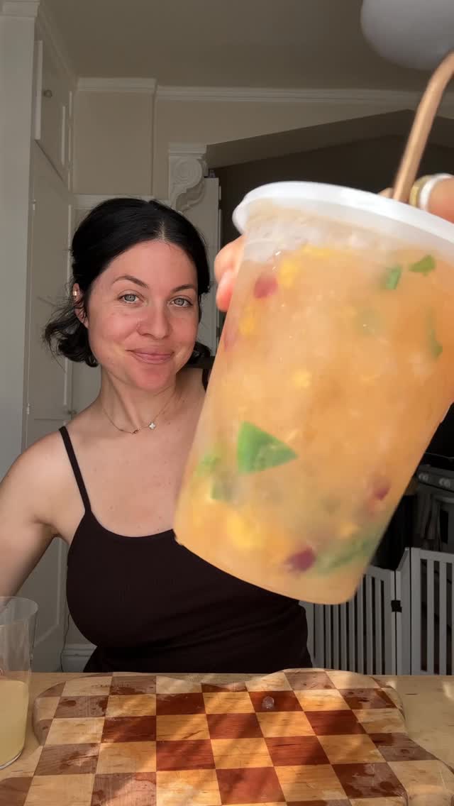 Pfirsich-Karotten-Mocktail im Deli-Behälter