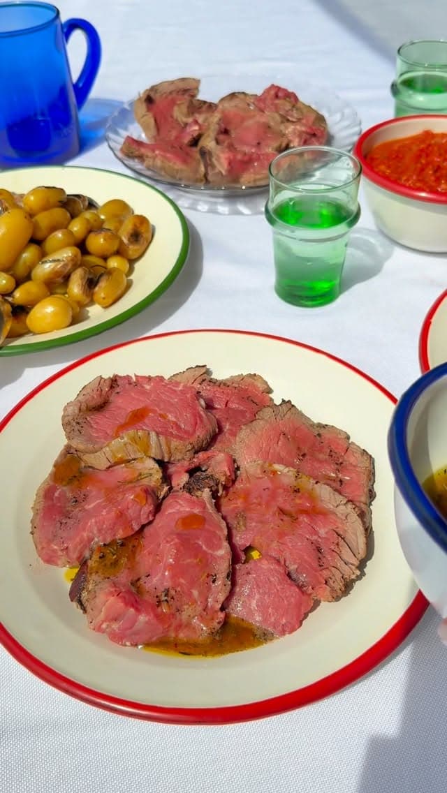 Rôti de bœuf aux légumes grillés et sauce aux poivrons