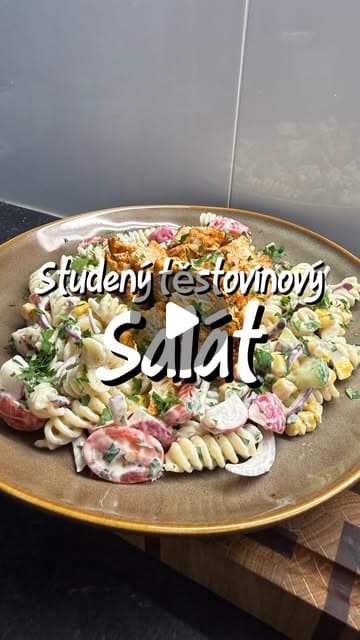 Studený těstovinový salát s kuřecím masem