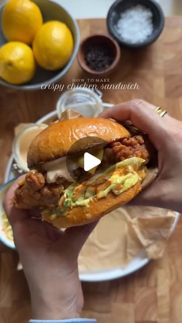 Sándwich de pollo frito crujiente con buttermilk