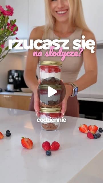Serniczek w słoiczku z truskawkami i chia