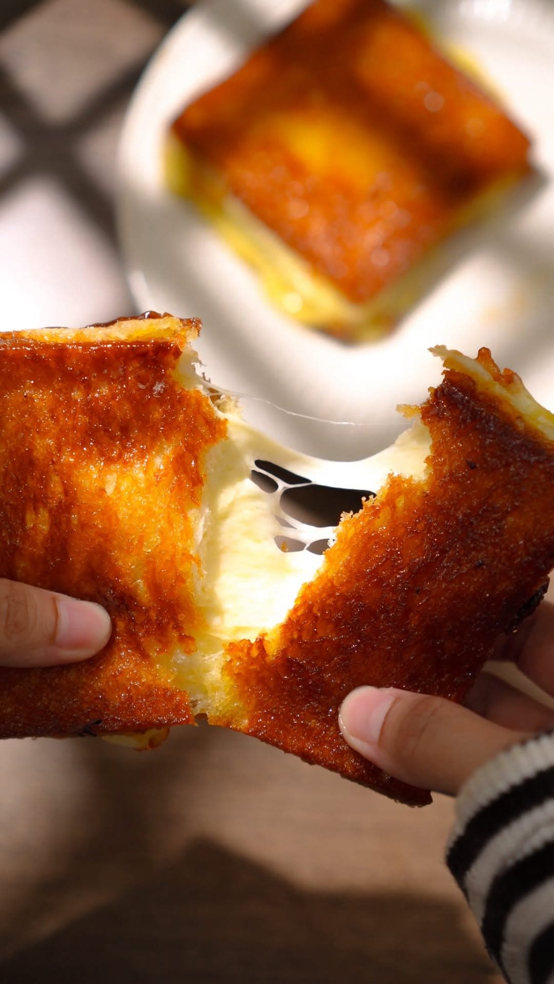 Tostadas con Miel y Mantequilla de Queso