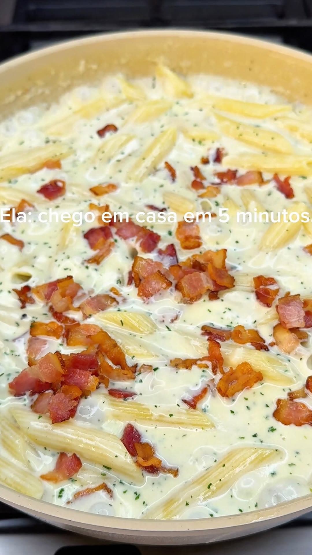 Penne ao Molho de Queijos, Bacon e Ervas
