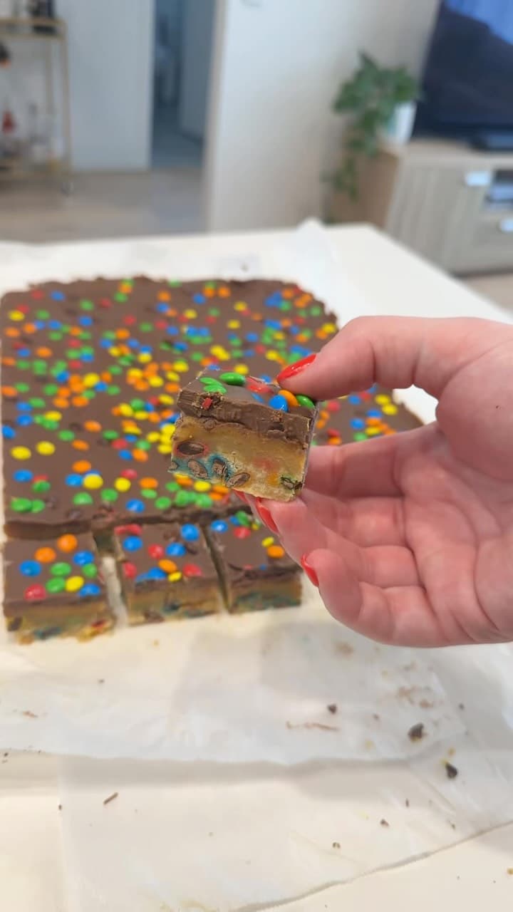 MnM Cookie Caramel Slice