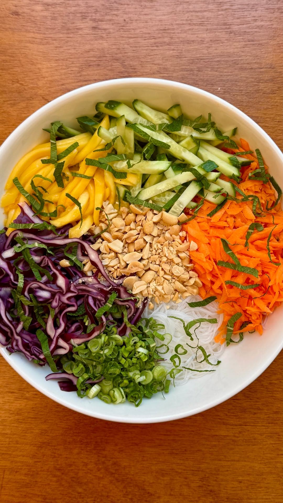 Salade fraîche aux vermicelles et mangue