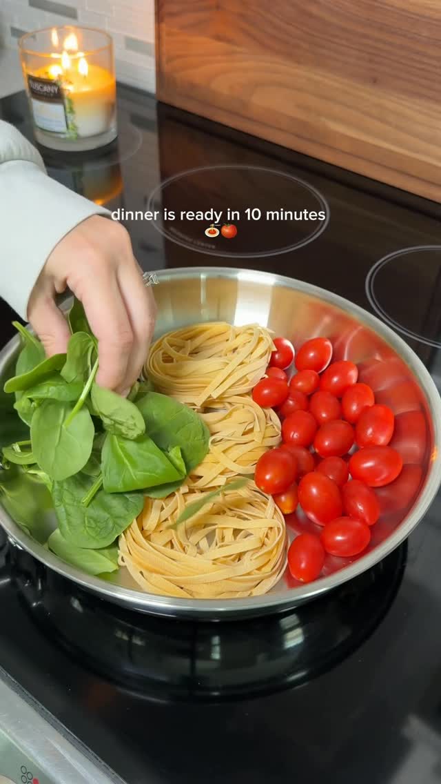 Kremowe tagliatelle w sosie pomidorowym z jednej patelni