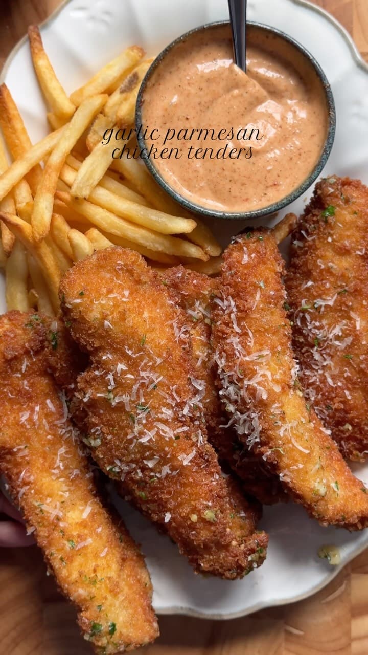 Tenders de poulet croustillants à l'ail et parmesan avec sauce chili crémeuse