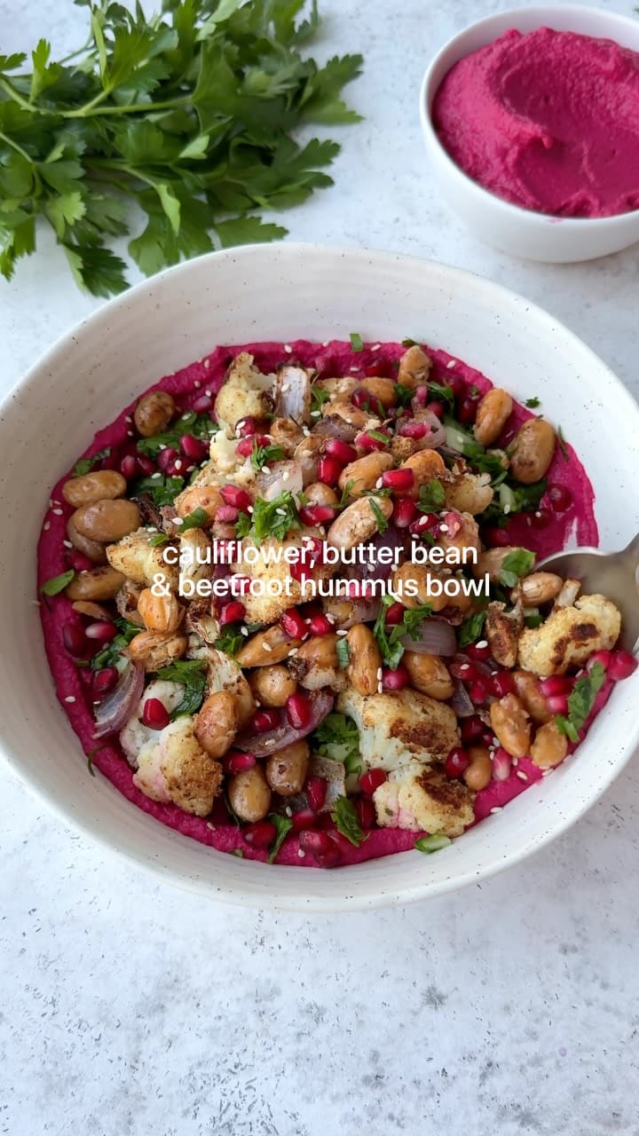Rote-Bete-Hummus-Bowl mit geröstetem Blumenkohl und Butterbohnen