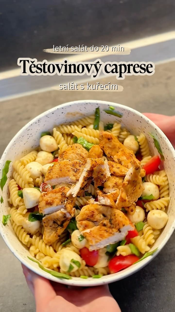 Kuřecí těstovinový salát s mozzarellou a cherry rajčaty