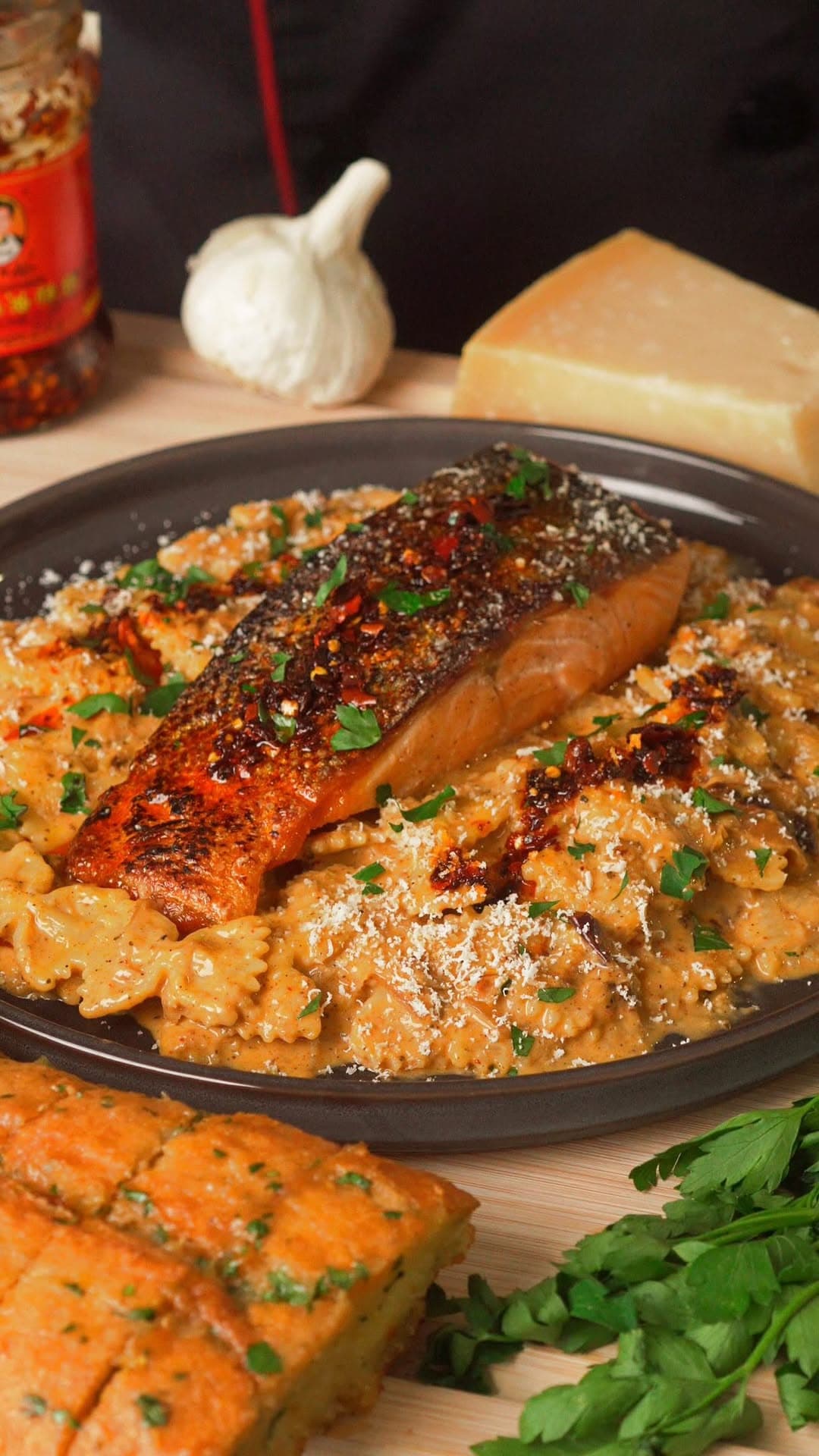 Farfalle de Cebolla Caramelizada y Salmón Cristal