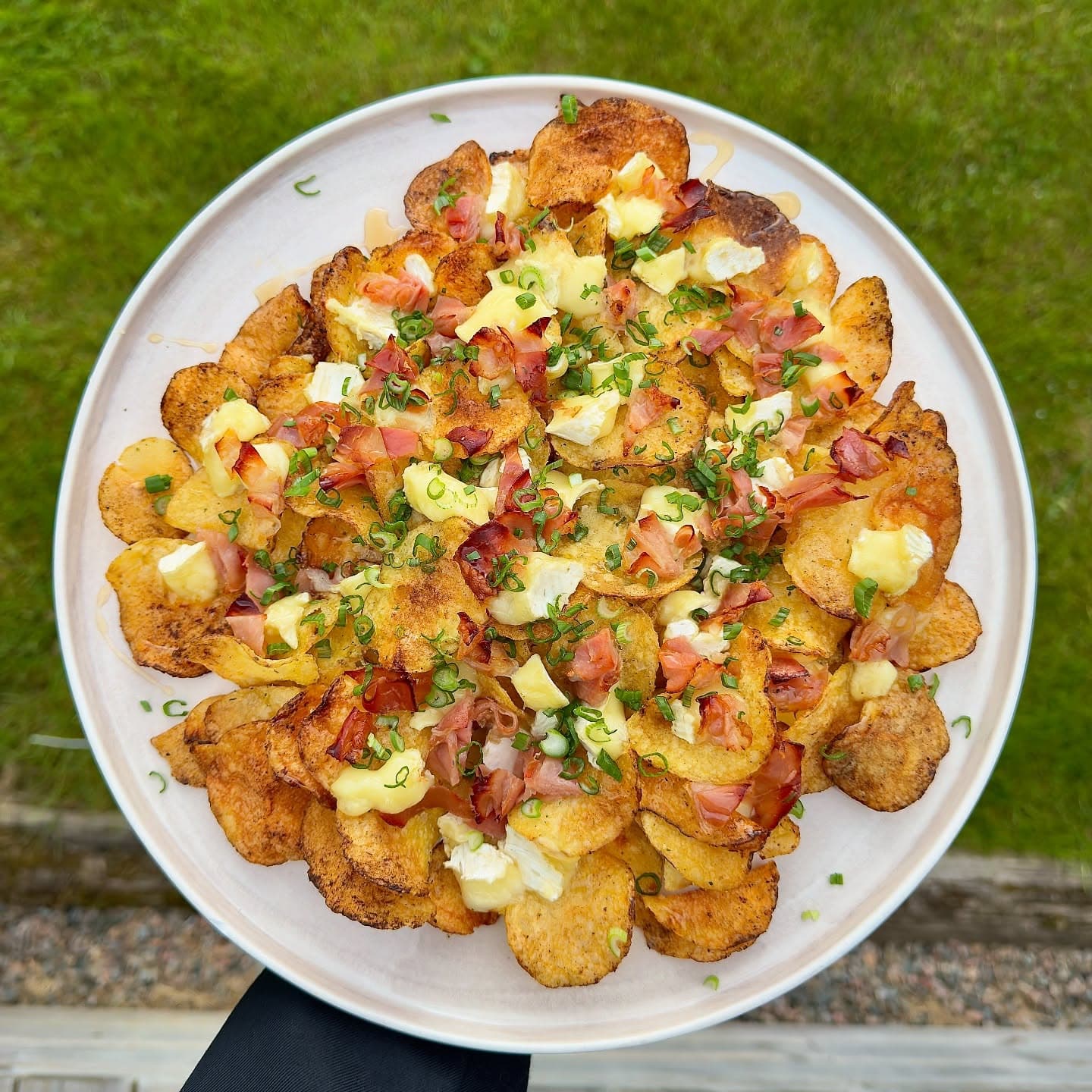 Chips i ugn med smält brieost, prosciutto och honung