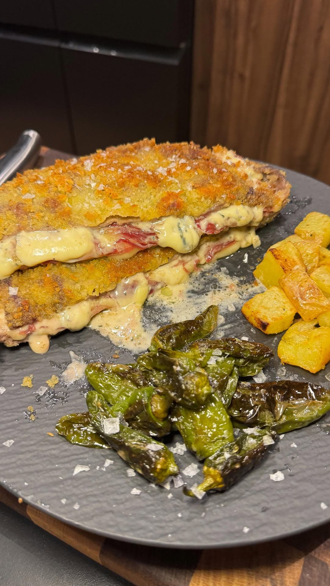 Cachopo de Jamón Ibérico, Gouda y Queso Azul