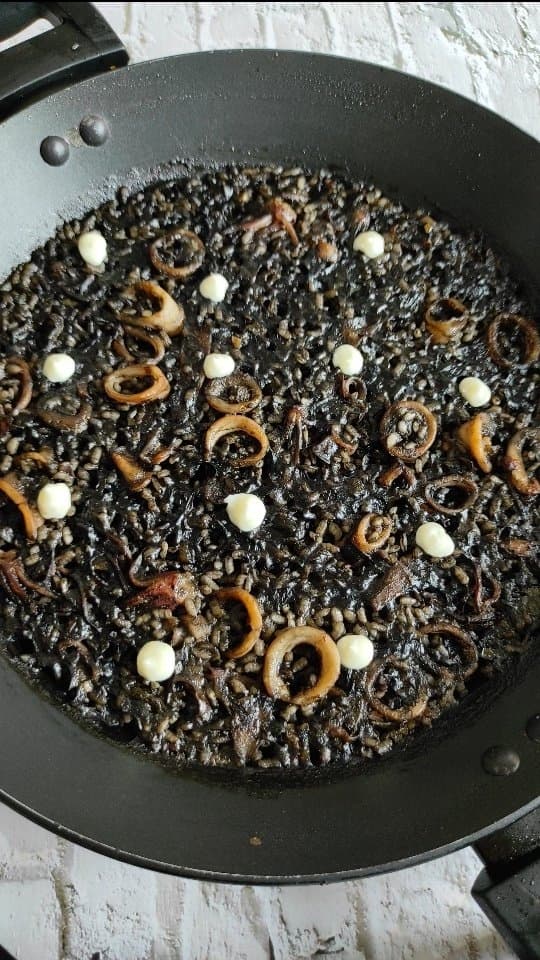 Arroz negro de chipirones