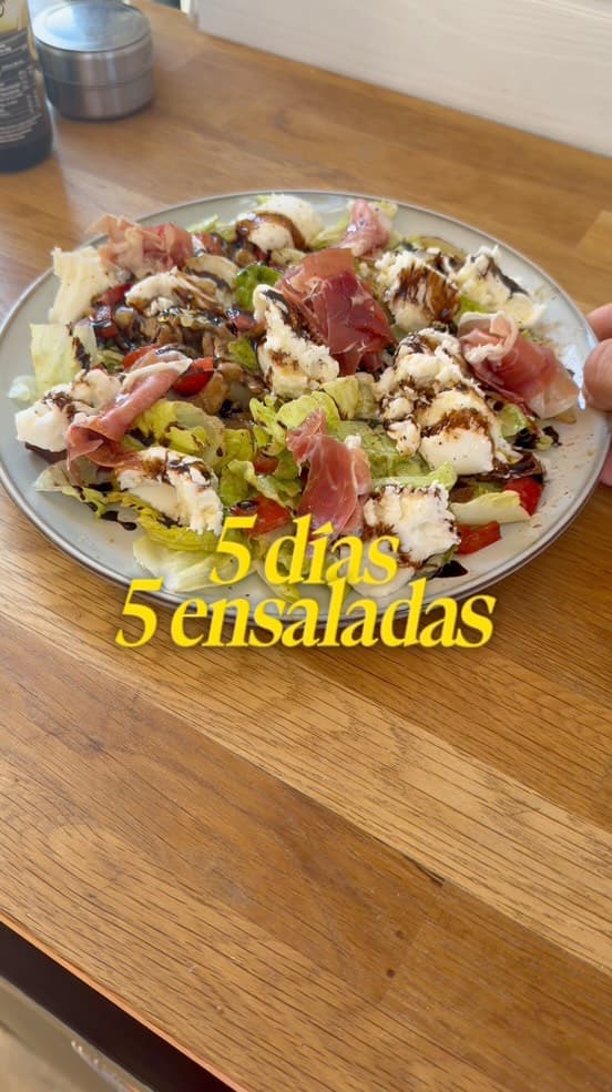 Ensalada Mediterránea con Quesos y Frutos Secos