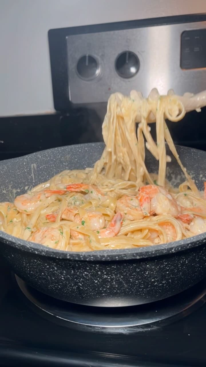 Pasta cremosa con camarones