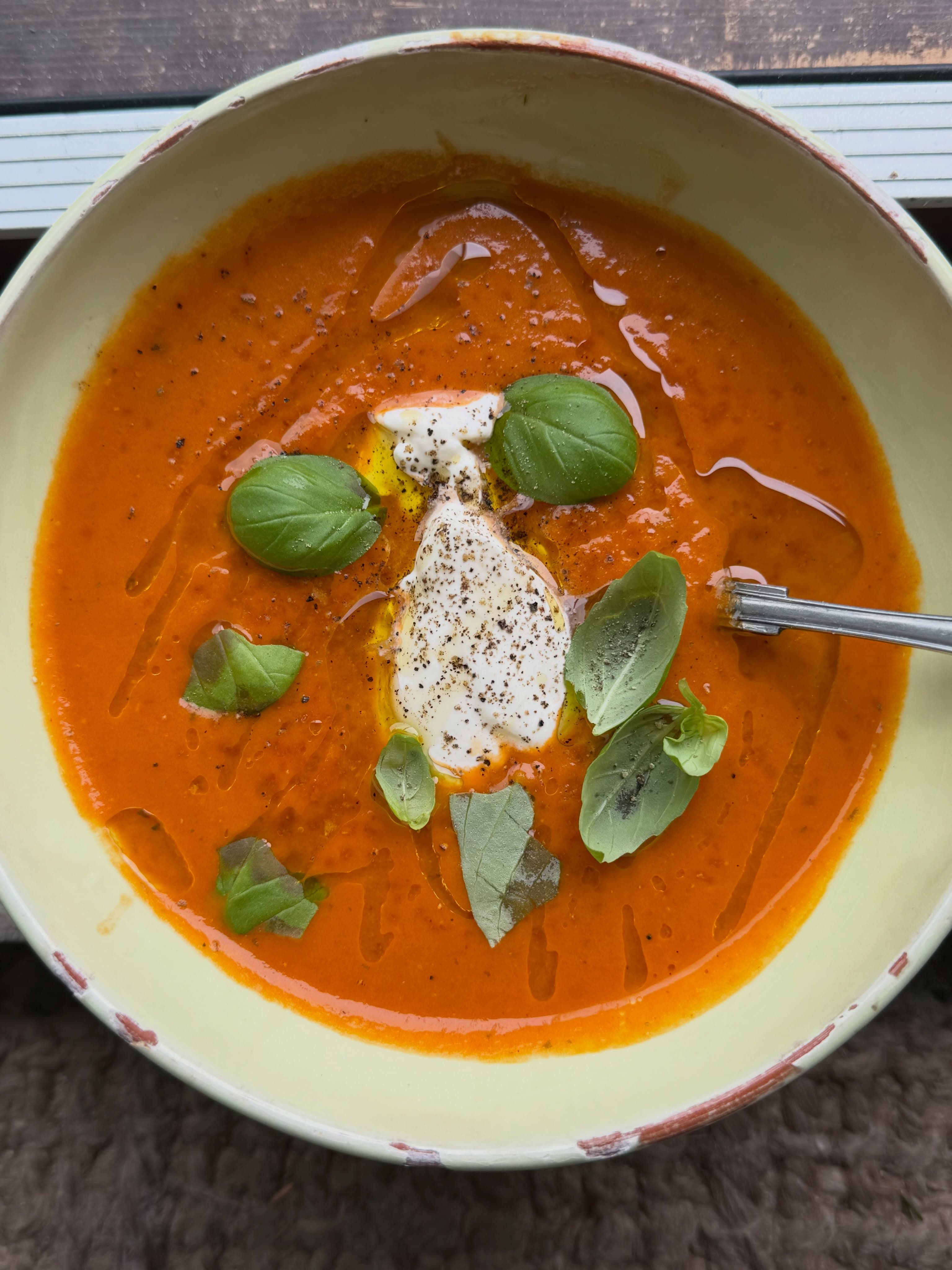 Tomatsoppa med basilika & crème fraiche