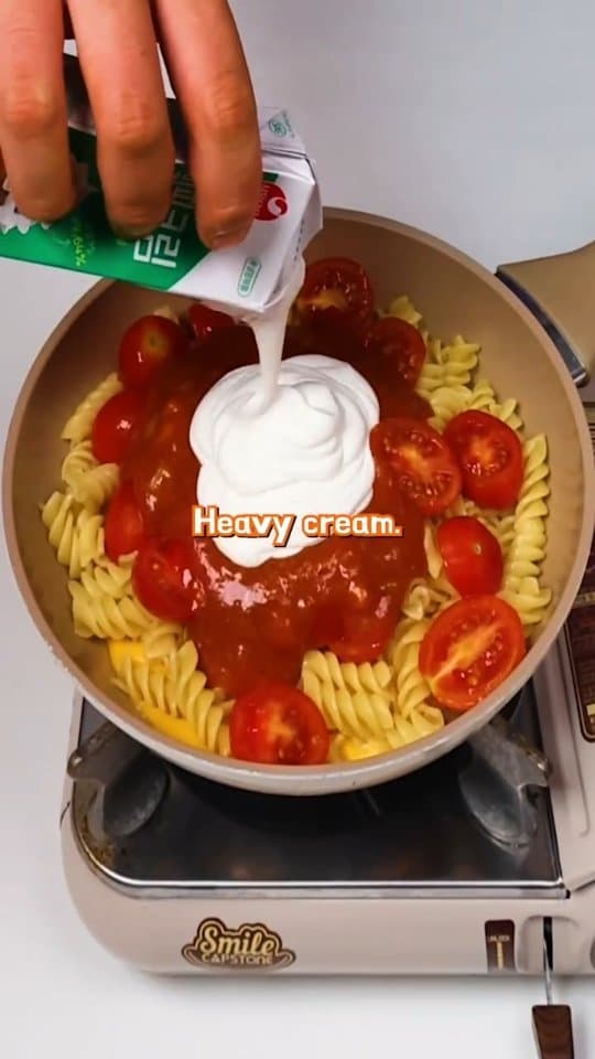 Pasta Cremosa con Queso y Tomate en 5 Minutos