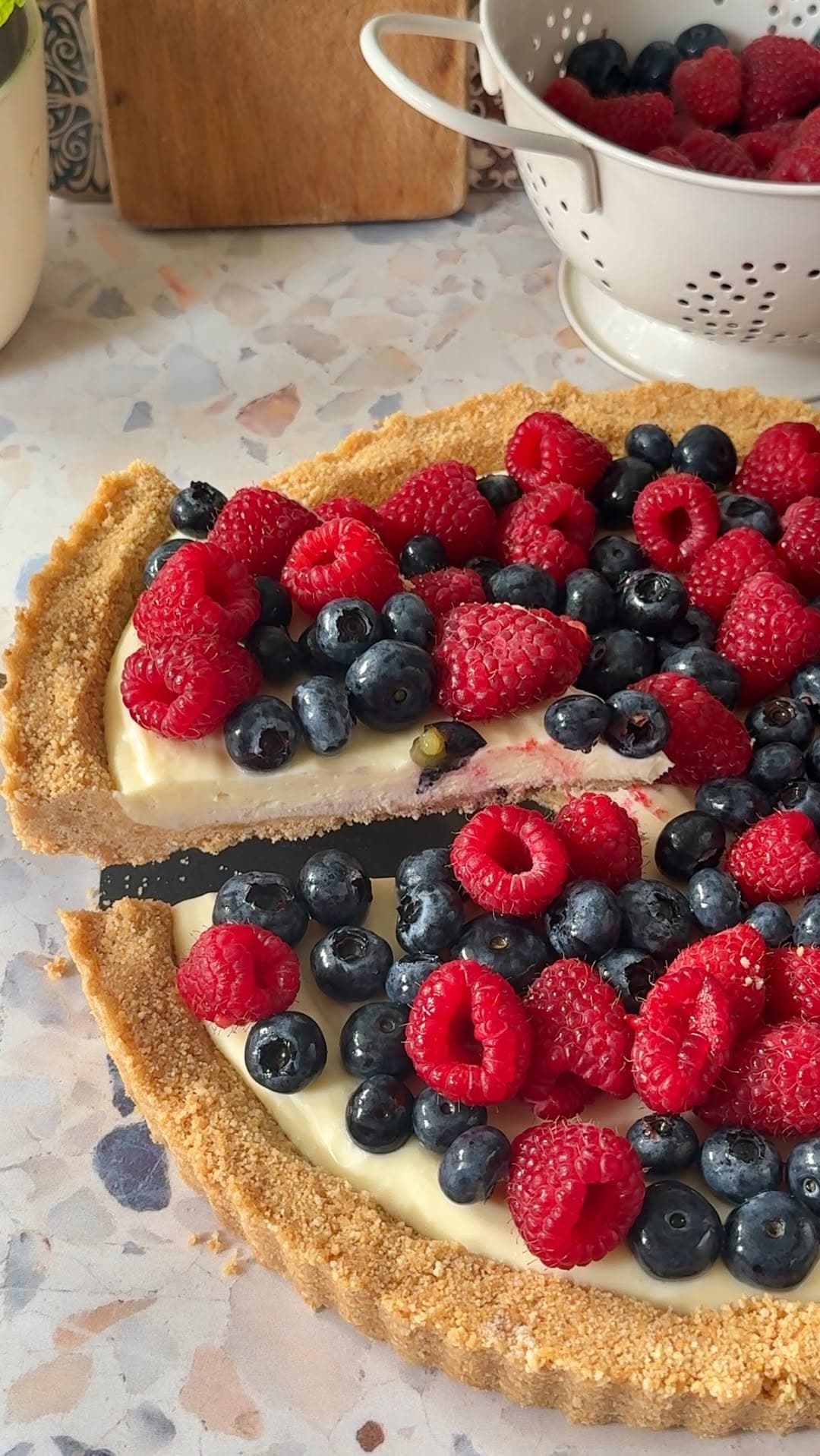 Tarta z białą czekoladą i owocami