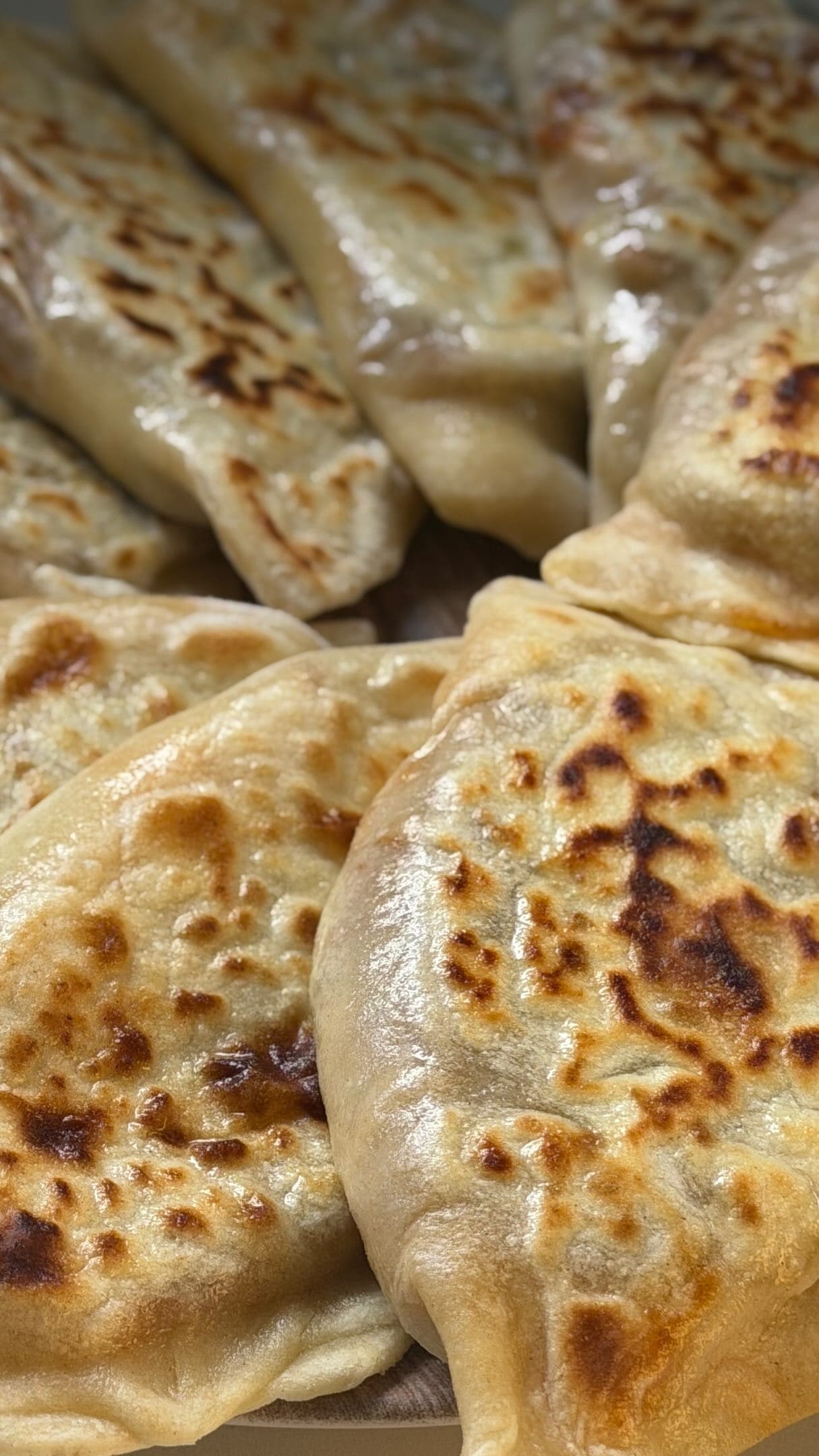 Pains sans levure farcis à la viande et au fromage