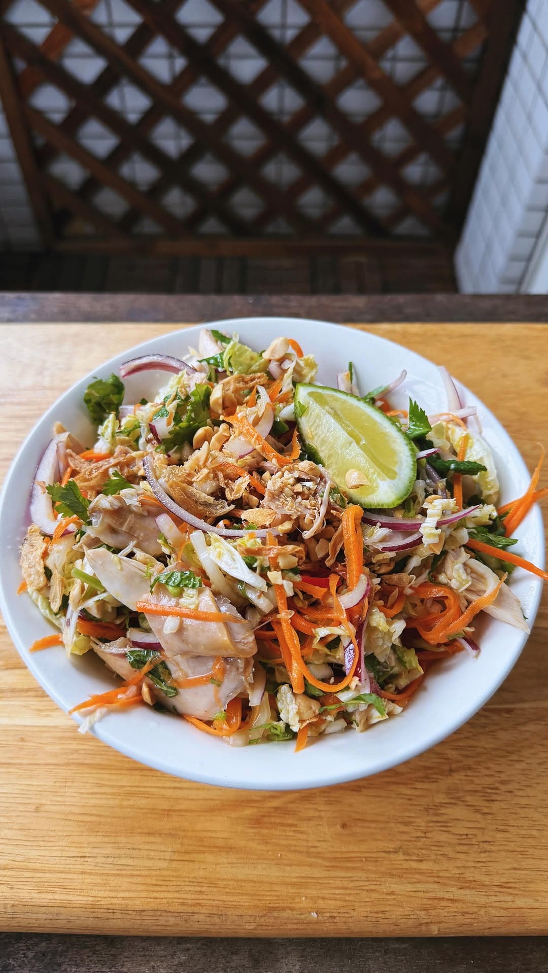 Salada Vietnamita Crocante de Frango (Gỏi Gà)