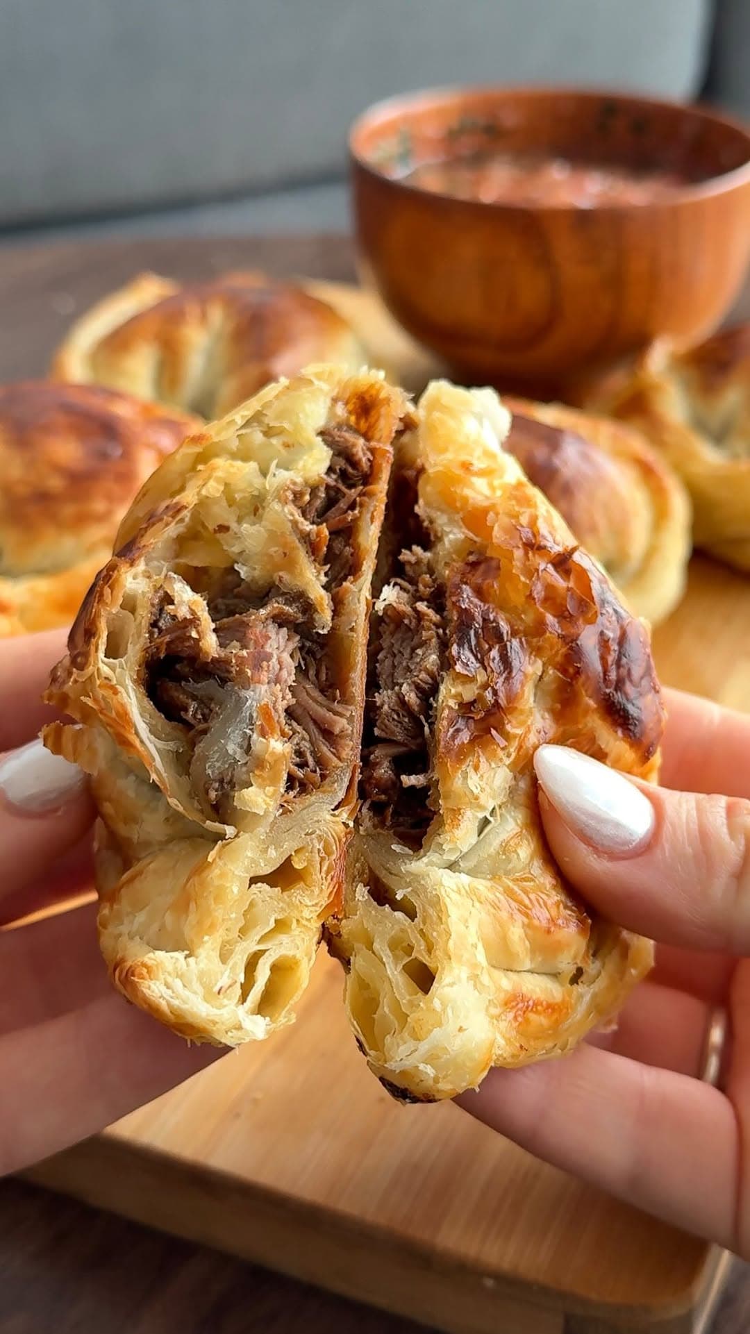 Empanadas rellenas de carne desmechada y provoleta